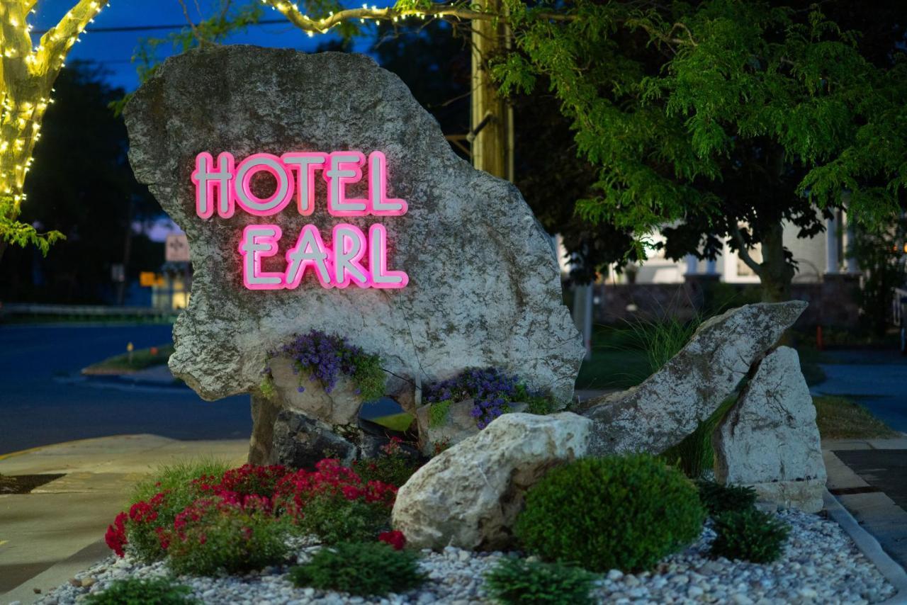 Hotel The Earl In Charlevoix Exterior foto